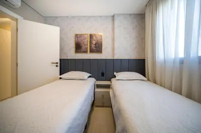 Uma cama ou camas num quarto em Apartamento alto padrão 3 quartos c/piscina