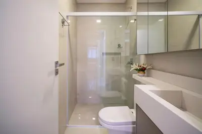 Uma casa de banho em Apartamento alto padrão 3 quartos c/piscina