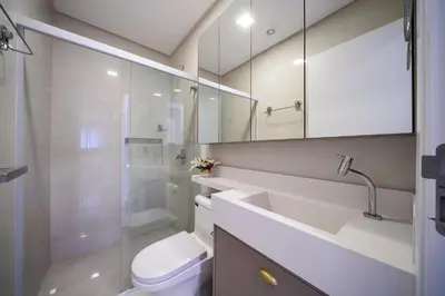 Uma casa de banho em Apartamento alto padrão 3 quartos c/piscina