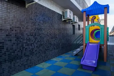 A área de jogos para crianças em Apartamento alto padrão 3 quartos c/piscina