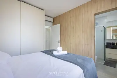 Uma cama ou camas num quarto em Apto c/ 3 suítes, churrasq. e vista mar DEN1301