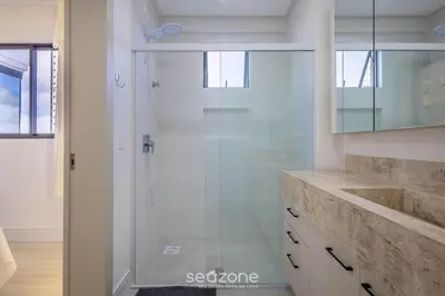 Uma casa de banho em Apto c/ 3 suítes, churrasq. e vista mar DEN1301