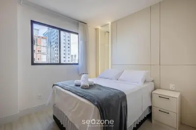 Uma cama ou camas num quarto em Apto c/ 3 suítes, churrasq. e vista mar DEN1301