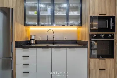 A cozinha ou kitchenette de Apto c/ 3 suítes, churrasq. e vista mar DEN1301