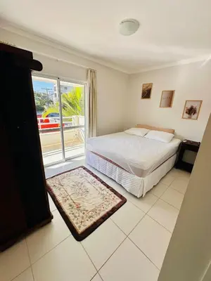 Uma cama ou camas num quarto em Incrível Apartamento vista mar a poucos passos da praia com 3 dormitórios