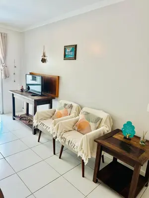 Uma televisão e/ou sistema de entretenimento em Incrível Apartamento vista mar a poucos passos da praia com 3 dormitórios