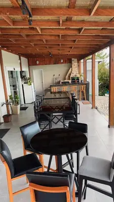 Uma área de estar em House with swimming pool, 4 en-suites, 6 parking spaces