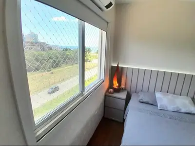 Uma cama ou camas num quarto em Quadra Mar com Ar mais Sacada Fechada sem insetos