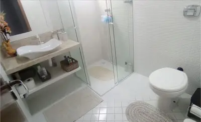 Uma casa de banho em Quadra Mar com Ar mais Sacada Fechada sem insetos