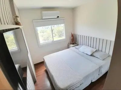 Uma cama ou camas num quarto em Quadra Mar com Ar mais Sacada Fechada sem insetos
