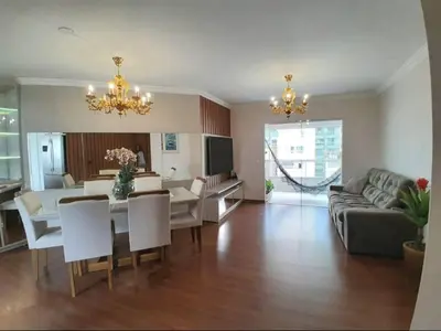 Uma área de estar em Quadra Mar com Ar mais Sacada Fechada sem insetos