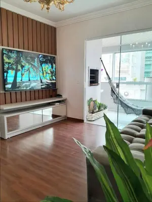 Uma televisão e/ou sistema de entretenimento em Quadra Mar com Ar mais Sacada Fechada sem insetos