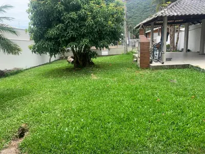 Um jardim no exterior de Casa Balneário, perto Barra Sul