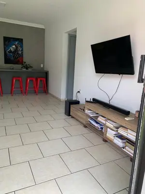 Uma televisão e/ou sistema de entretenimento em Casa Balneário, perto Barra Sul