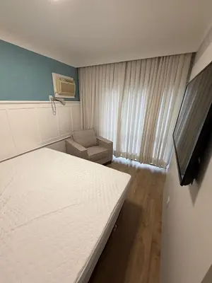 Uma televisão e/ou sistema de entretenimento em Apto 2 quartos com suíte recém reformado 50m praia