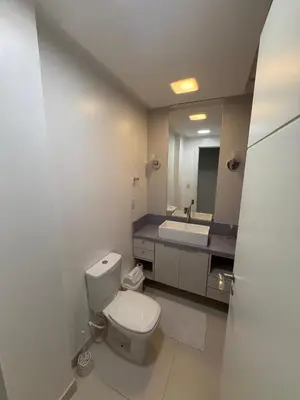 Uma casa de banho em Apto 2 quartos com suíte recém reformado 50m praia