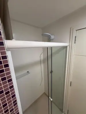 Uma casa de banho em Apto 2 quartos com suíte recém reformado 50m praia