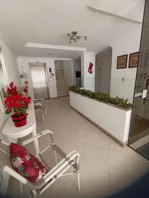 A planta de Apto 2 quartos com suíte recém reformado 50m praia