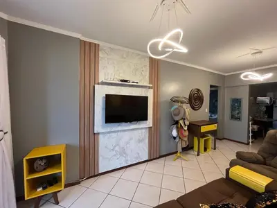 Uma televisão e/ou sistema de entretenimento em Apartamento aconchegante frente mar, na Meia Praia