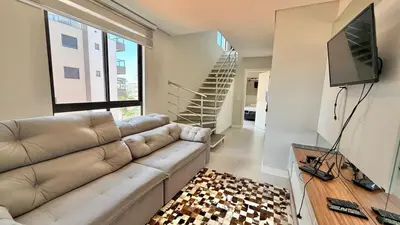 Uma televisão e/ou sistema de entretenimento em Cobertura Duplex para Locação de Temporada em Canto Grande!
