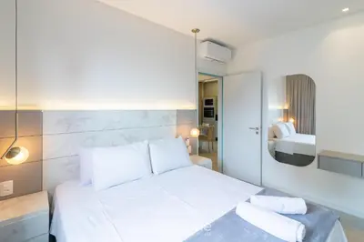 Uma cama ou camas num quarto em Apto c/ Varanda Gourmet próximo ao Mar OZN1004