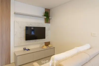 Uma televisão e/ou sistema de entretenimento em Apto c/ Varanda Gourmet próximo ao Mar OZN1004