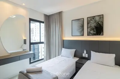 Uma cama ou camas num quarto em Apto c/ Varanda Gourmet próximo ao Mar OZN1004