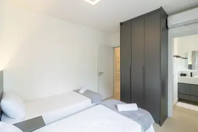 Uma cama ou camas num quarto em Apto c/ Varanda Gourmet próximo ao Mar OZN1004