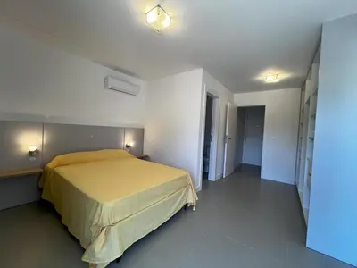 Uma cama ou camas num quarto em Garden Duplex com Quintal em Mariscal