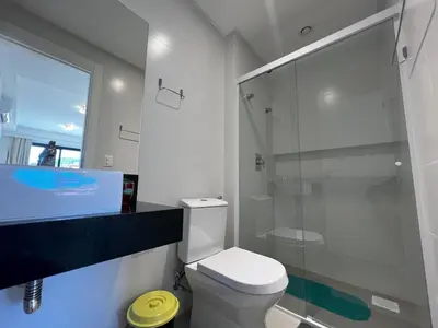 Uma casa de banho em Garden Duplex com Quintal em Mariscal