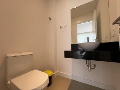 Uma casa de banho em Garden Duplex com Quintal em Mariscal