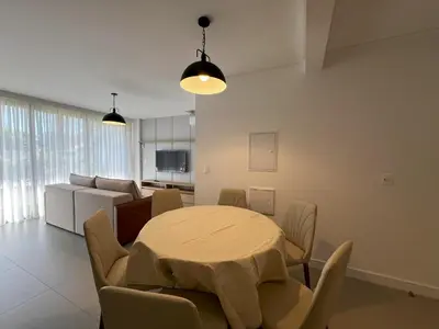 Uma televisão e/ou sistema de entretenimento em Garden Duplex com Quintal em Mariscal