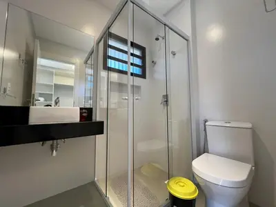 Uma casa de banho em Garden Duplex com Quintal em Mariscal