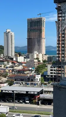 Uma vista geral de Itapema ou a vista da cidade a partir do apartamento