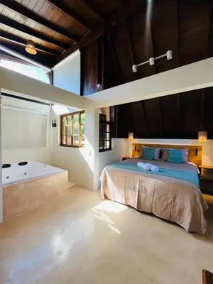 Uma cama ou camas num quarto em Studio Na Natureza Com Hidro - Baoba Suites