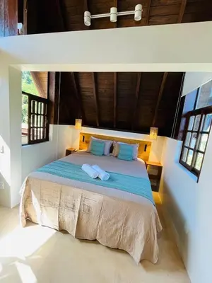 Uma cama ou camas num quarto em Studio Na Natureza Com Hidro - Baoba Suites