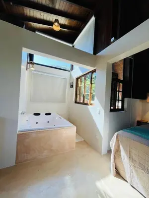 Uma cama ou camas num quarto em Studio Na Natureza Com Hidro - Baoba Suites