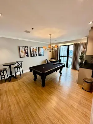 Uma mesa de bilhar em Flat com Vista Mar • Conforto e Lazer em Itapema
