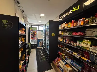 Um supermercado ou outras lojas no apartamento ou nas proximidades
