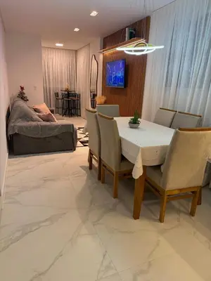 Uma área de estar em Apartamento Pereque 300 metros da praia