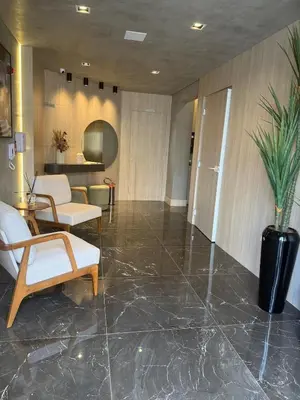 Uma área de estar em Apartamento Pereque 300 metros da praia