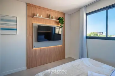 Uma televisão e/ou sistema de entretenimento em Apto c/churrasq. próx. da Praia em Perequê FEL0502