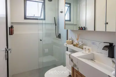 Uma casa de banho em Apto c/churrasq. próx. da Praia em Perequê FEL0502