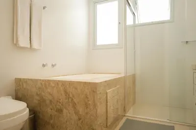 Uma casa de banho em Apartamento Luxuoso Beira-Mar - 4 Suítes e Garagem