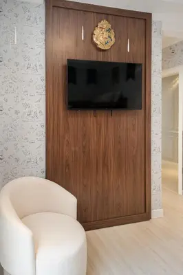 Uma televisão e/ou sistema de entretenimento em Apartamento Luxuoso Beira-Mar - 4 Suítes e Garagem