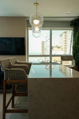 Uma televisão e/ou sistema de entretenimento em Apartamento Luxuoso Beira-Mar - 4 Suítes e Garagem