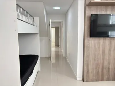 Uma televisão e/ou sistema de entretenimento em Cobertura Duplex Hidro, Churrasqueira e 4 Suítes