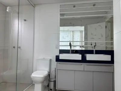 Uma casa de banho em Cobertura Duplex Hidro, Churrasqueira e 4 Suítes