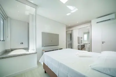 Uma cama ou camas num quarto em Apto de alto padrão a 450m da praia JM7729