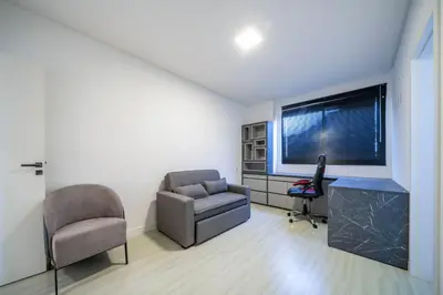 Uma televisão e/ou sistema de entretenimento em Apto de alto padrão a 450m da praia JM7729